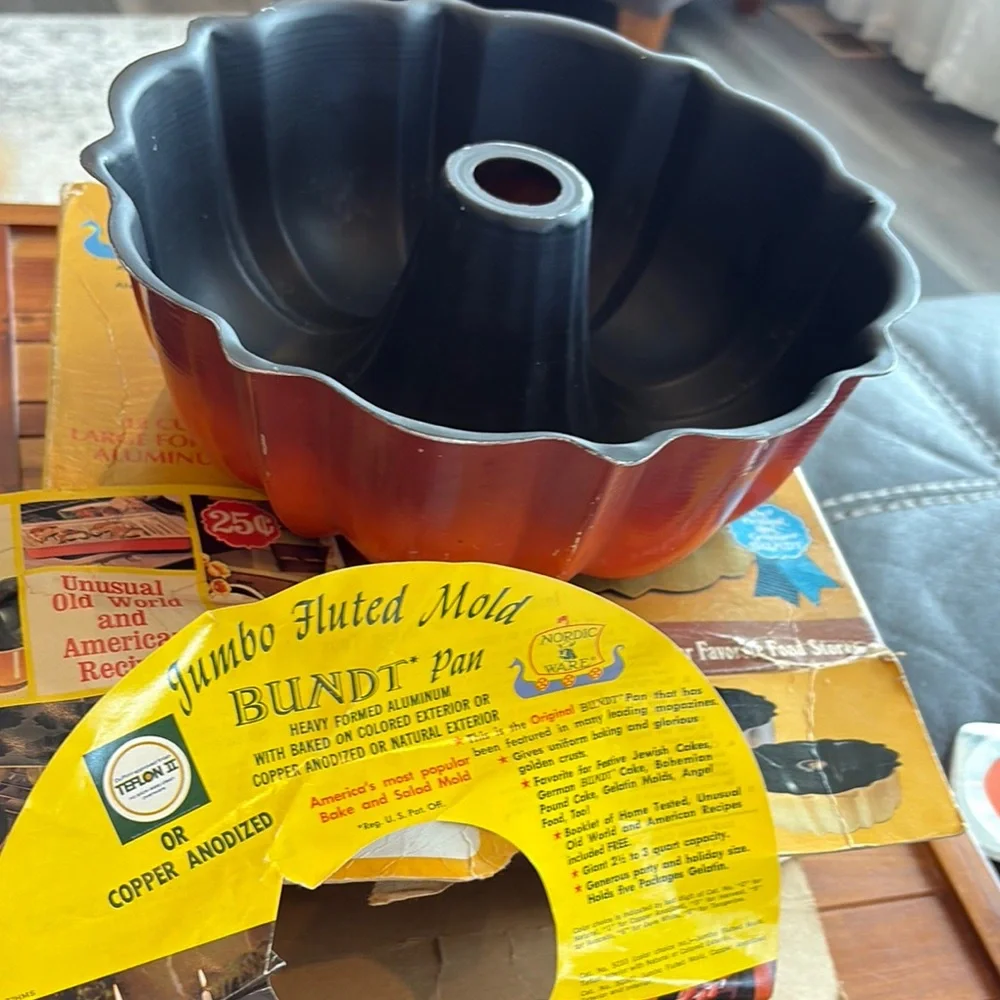 Nordic Ware Bundt Cake Pan Cast Aluminum Fluted Tube Tangerine Orange w Box etc